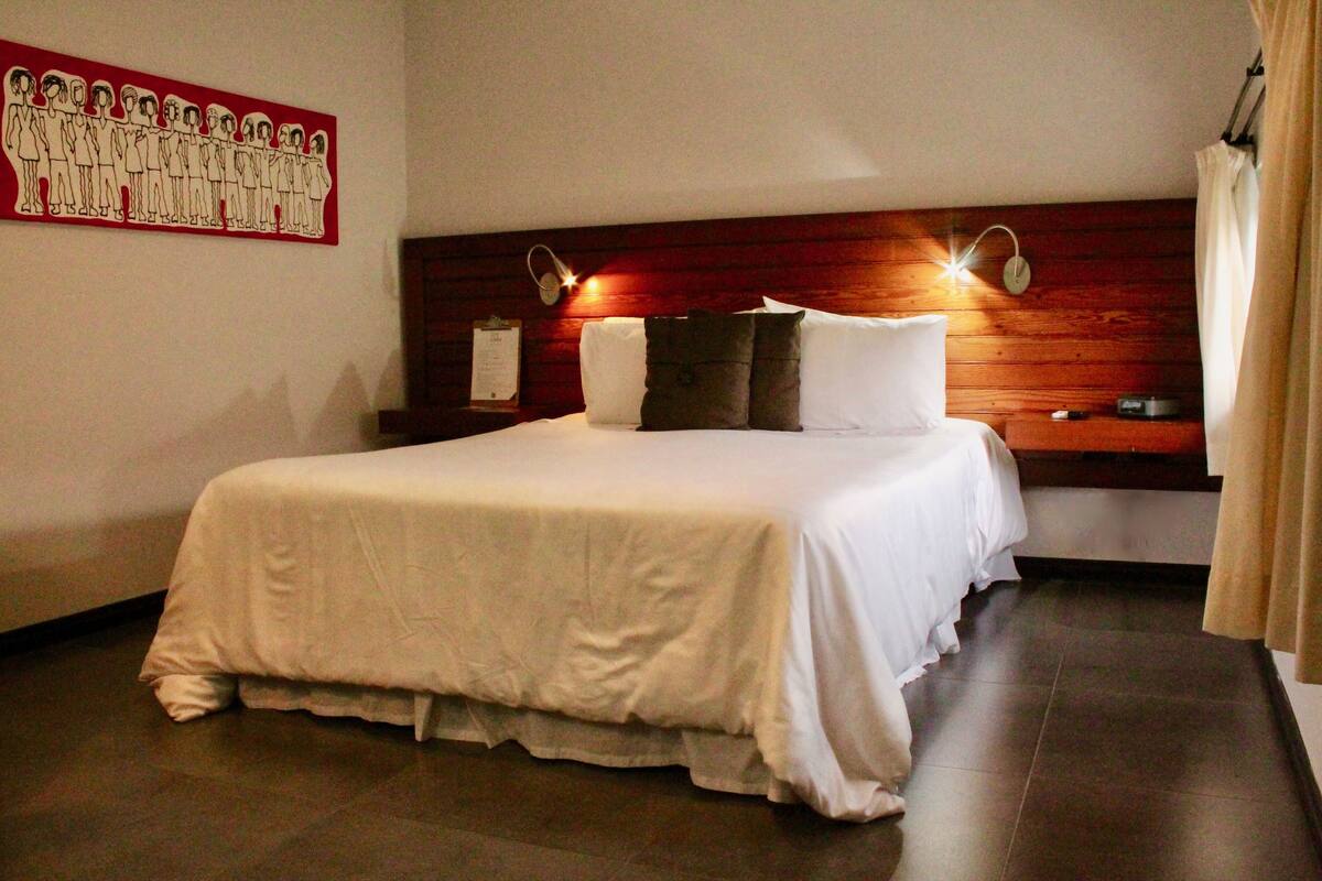 Habitación superior, 1 cama de matrimonio | Ropa de cama de alta calidad, edredones de plumas, caja fuerte