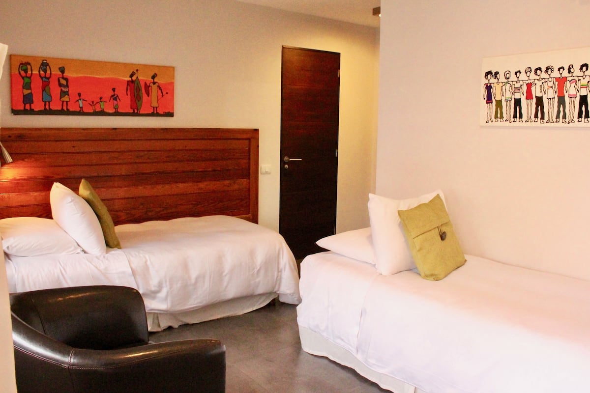 Habitación superior, 2 camas individuales | Ropa de cama de alta calidad, edredones de plumas, caja fuerte