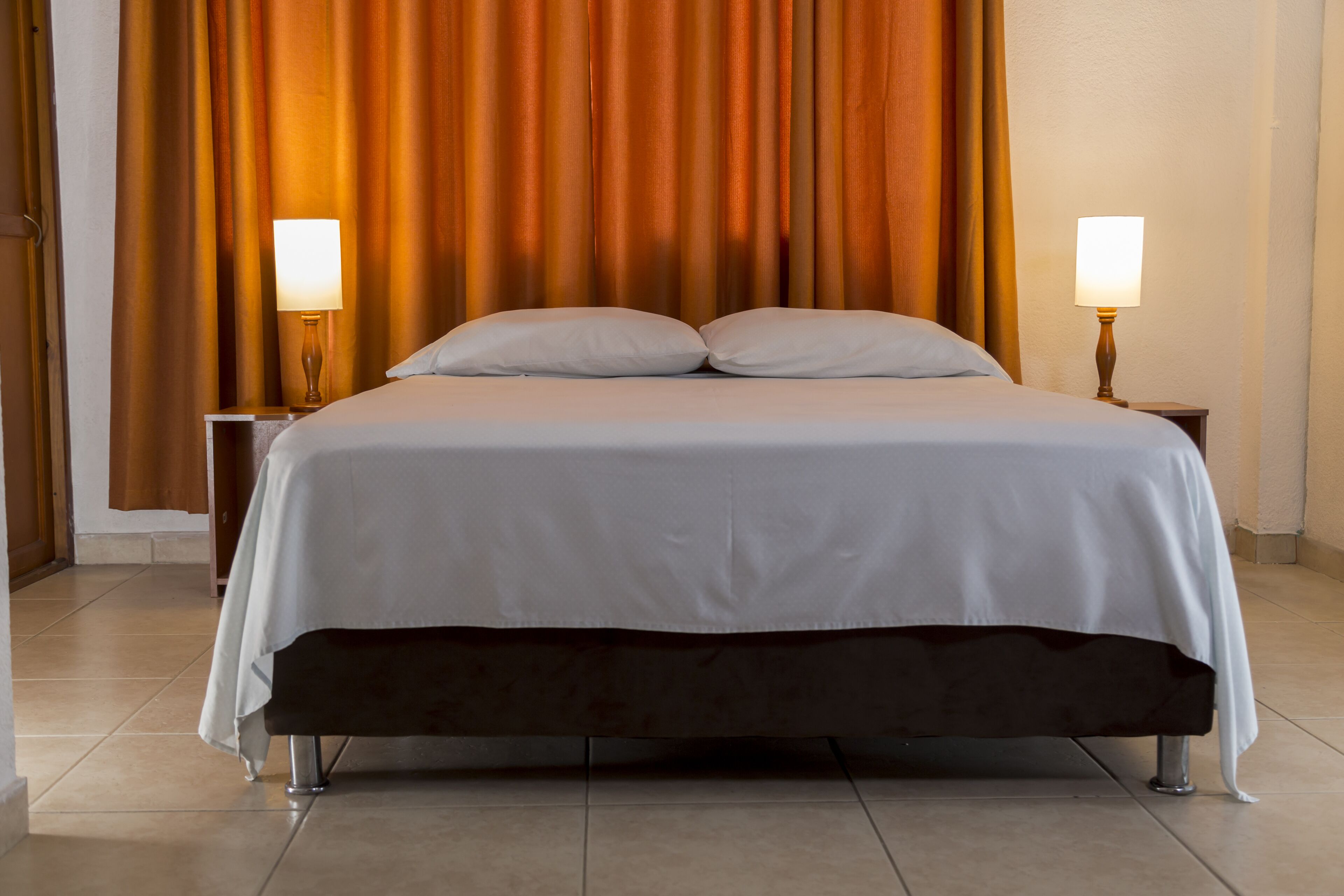 Quarto casal básico, 1 cama de casal | Cortinas blackout, Wi-Fi de cortesia, roupa de cama