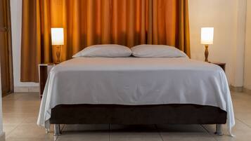 Quarto casal básico, 1 cama de casal | Cortinas blackout, Wi-Fi de cortesia, roupa de cama