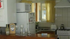 Wasserkocher mit Kaffee-/Teezubehör, großer Kühlschrank, Mikrowelle