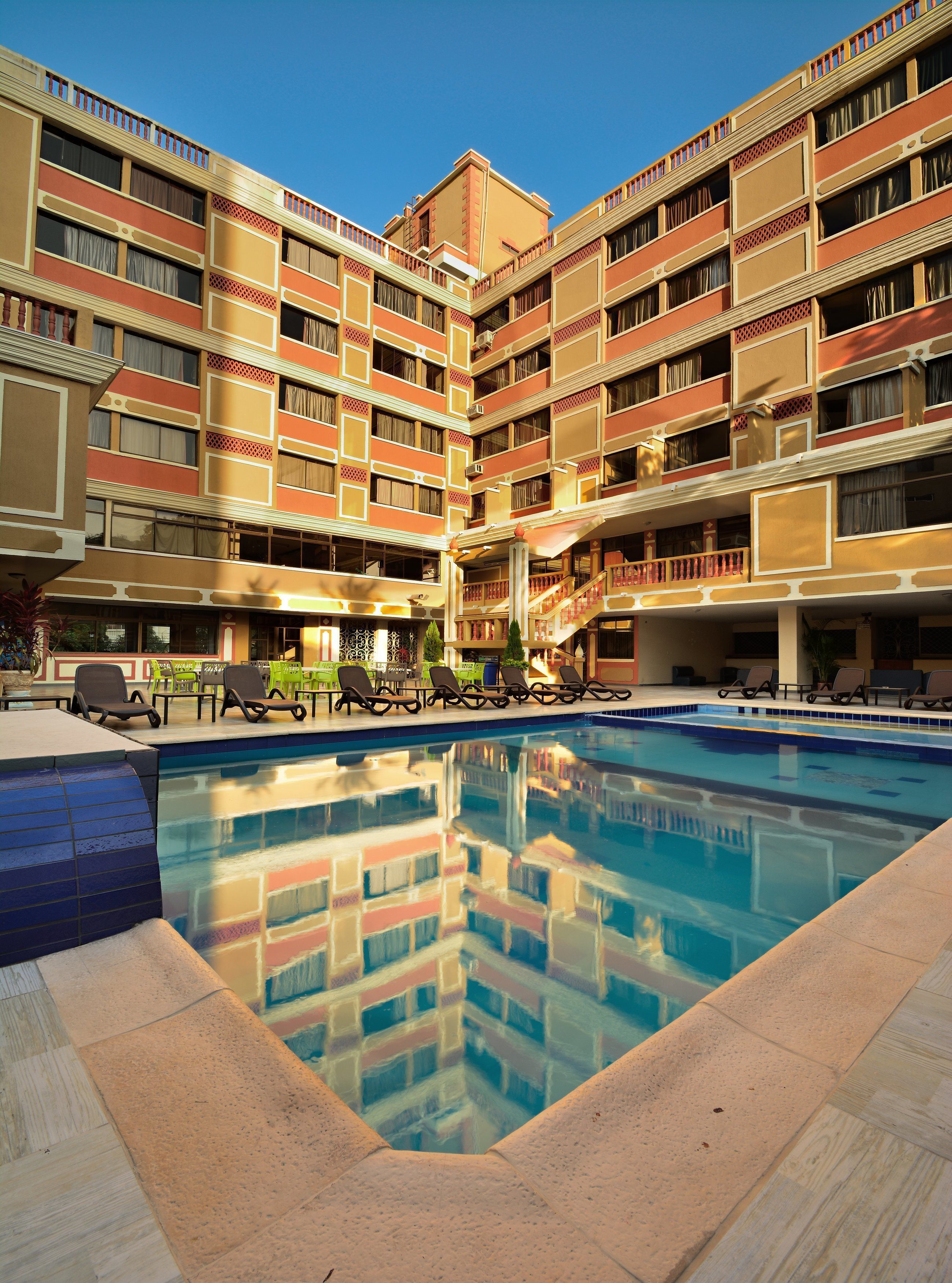 Una piscina al aire libre