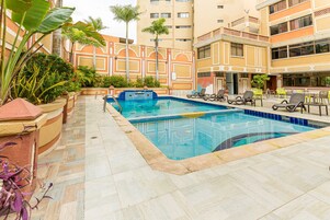 Una piscina al aire libre