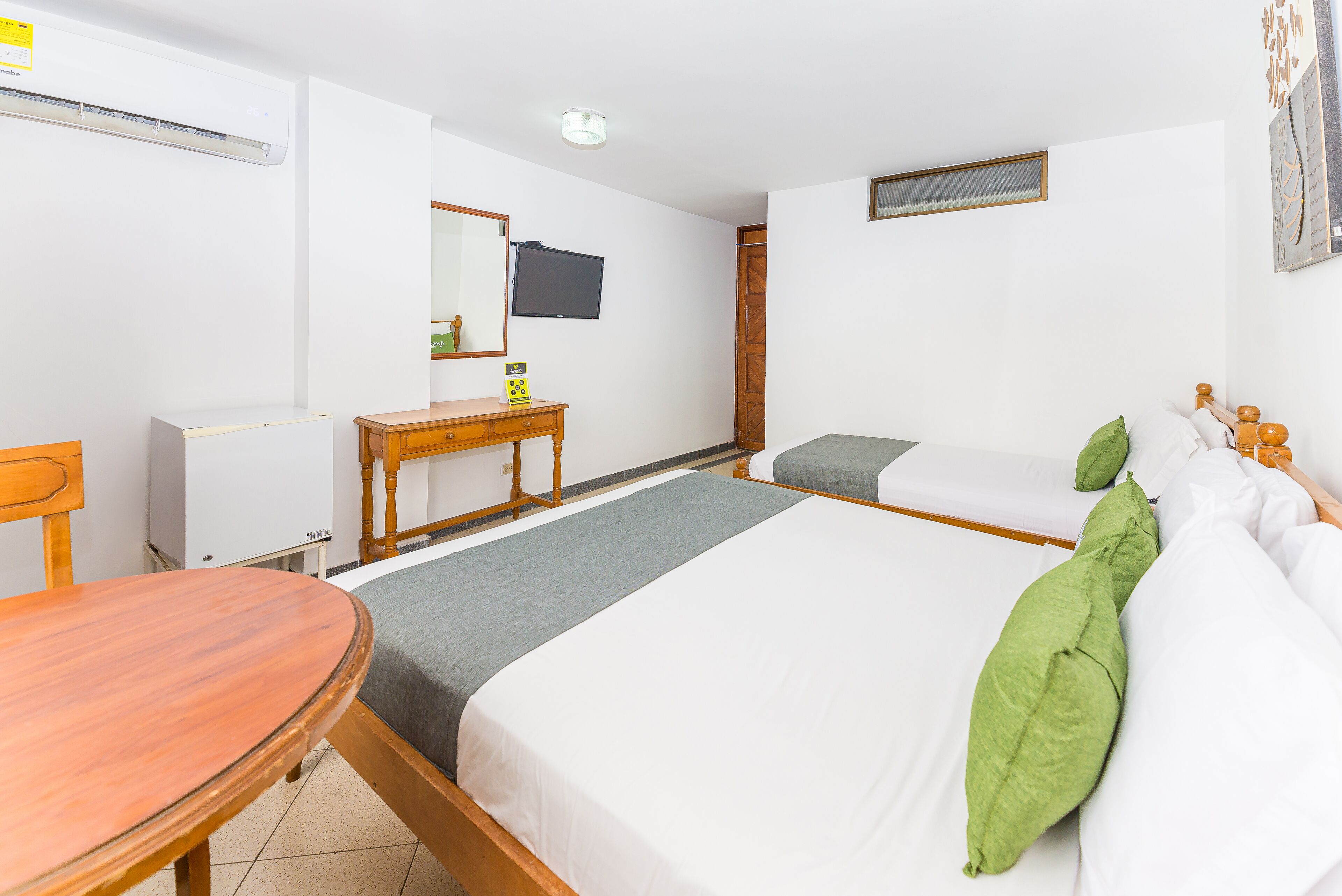 Escritorio, tabla de planchar con plancha y camas plegables/adicionales 