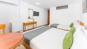 Bureau, fer et planche à repasser, lits pliants/supplémentaires