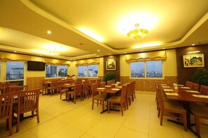 Petit déjeuner, déjeuner et dîner servis sur place