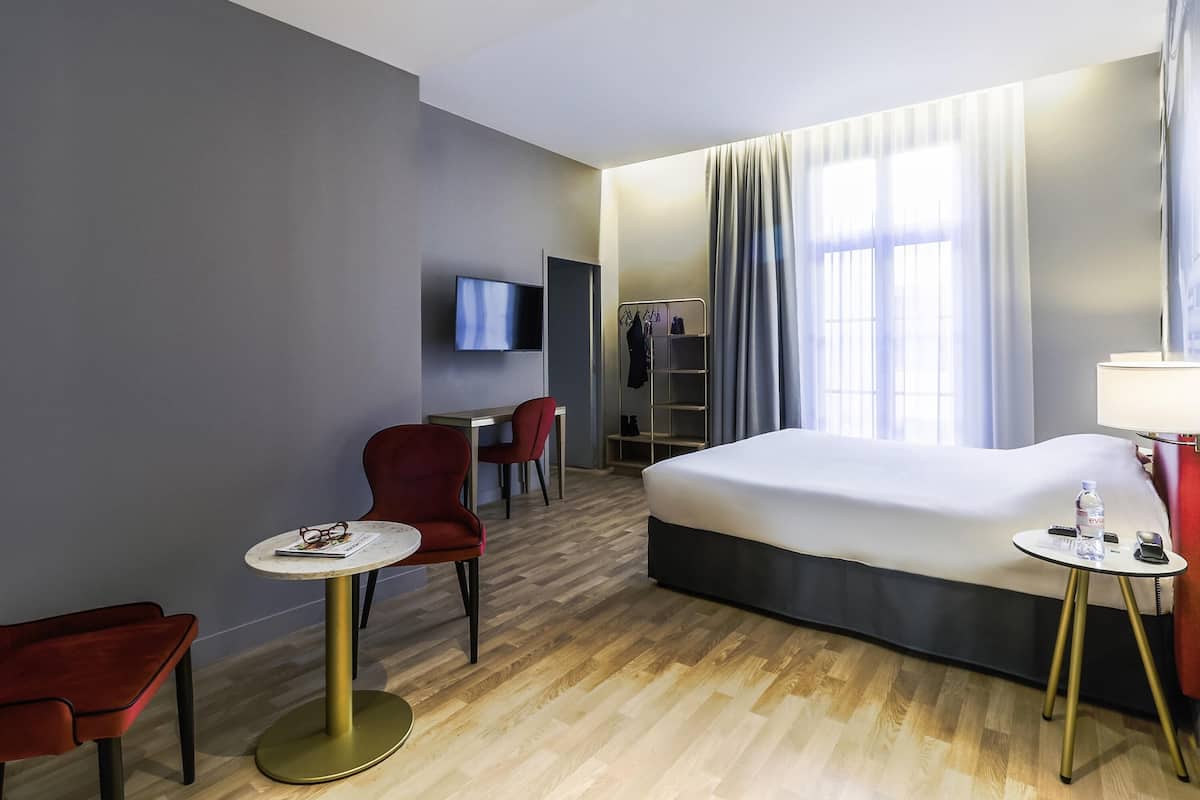 Luxe beddengoed, individueel gedecoreerd, een bureau