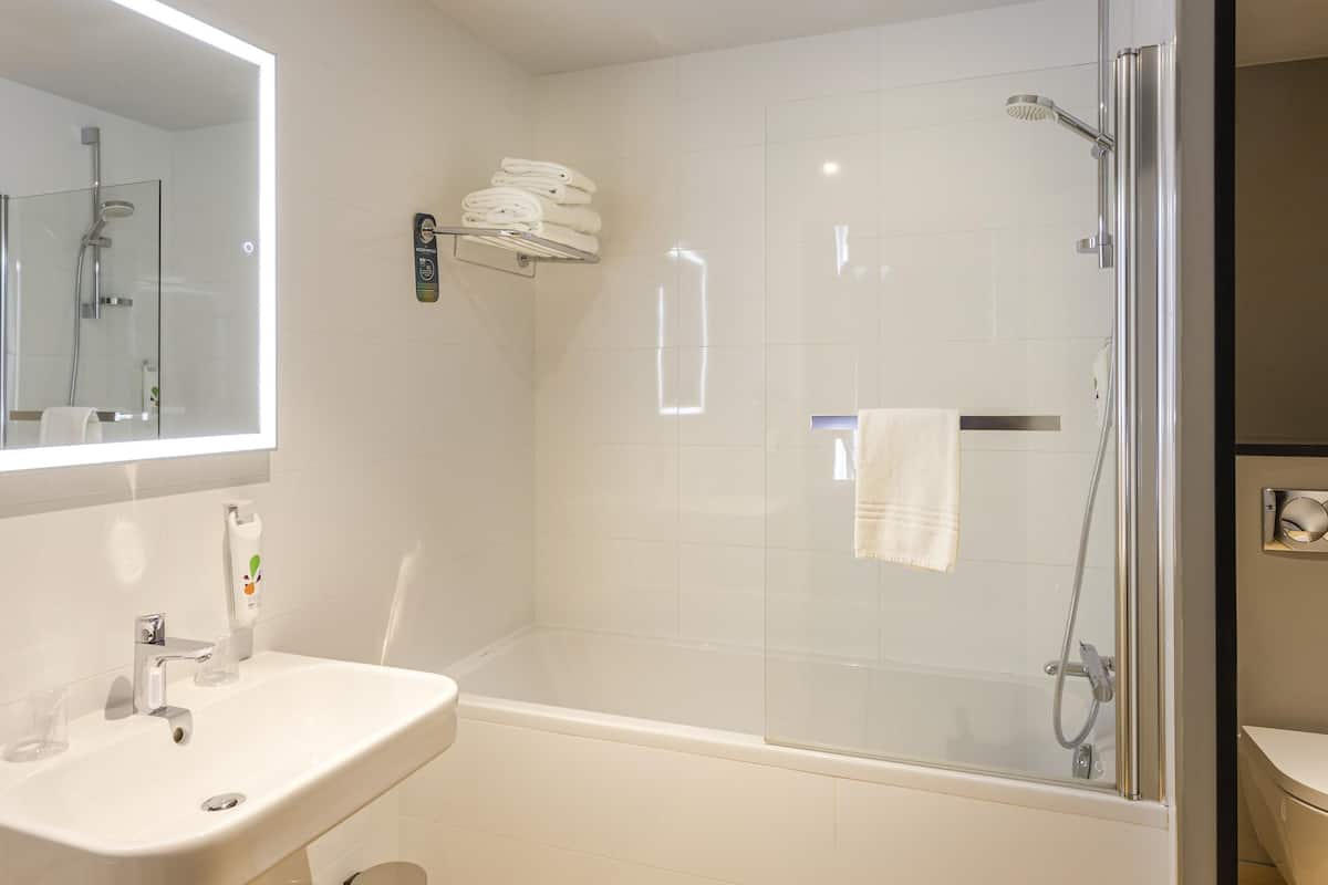 Suite estándar, 2 camas dobles, habitaciones comunicadas | Ropa de cama de alta calidad, decoración individual, escritorio