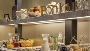 A buffet counter with various food items, including fruits, condiments, and beverages. - Ibis Styles Toulouse Capitole (Toulouse)