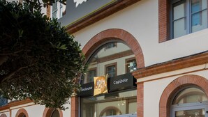 A building with a sign reading "Capitole" and "Toulouse" above the entrance. - Ibis Styles Toulouse Capitole (Toulouse)