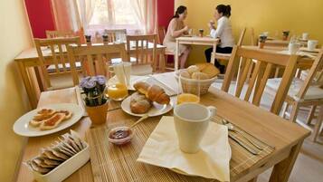 Free daily continental breakfast
