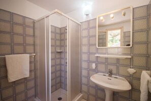 Studiolejlighed | Badeværelse | Bruser, hårtørrer, bidet