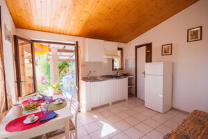 Refrigerador, placa de cocina, utensilios de cocina
