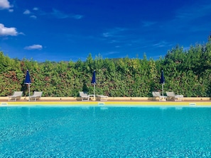 Piscine extérieure (ouverte en saison), parasols de plage