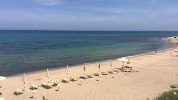 Privatstrand, weißer Sandstrand, Liegestühle, Sonnenschirme