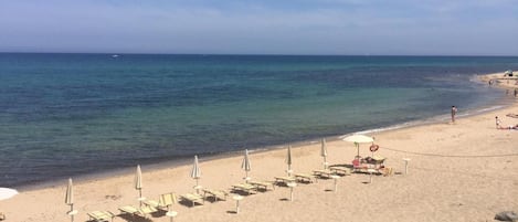 Spiaggia privata, sabbia bianca, lettini da mare, ombrelloni