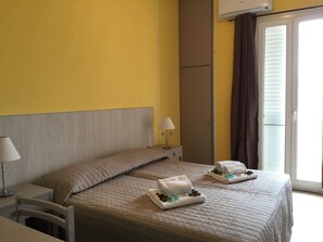 Escritorio, wifi gratis, ropa de cama y acceso para silla de ruedas 