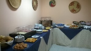Desayuno buffet (EUR 8 por persona) 