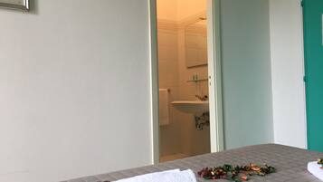 Douche, articles de toilette gratuits, sĂšche-cheveux, bidet