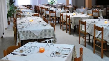 Serveert lunch en diner, regionale gerechten