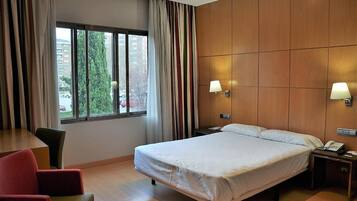 Caja fuerte, decoración individual, mobiliario individual y escritorio