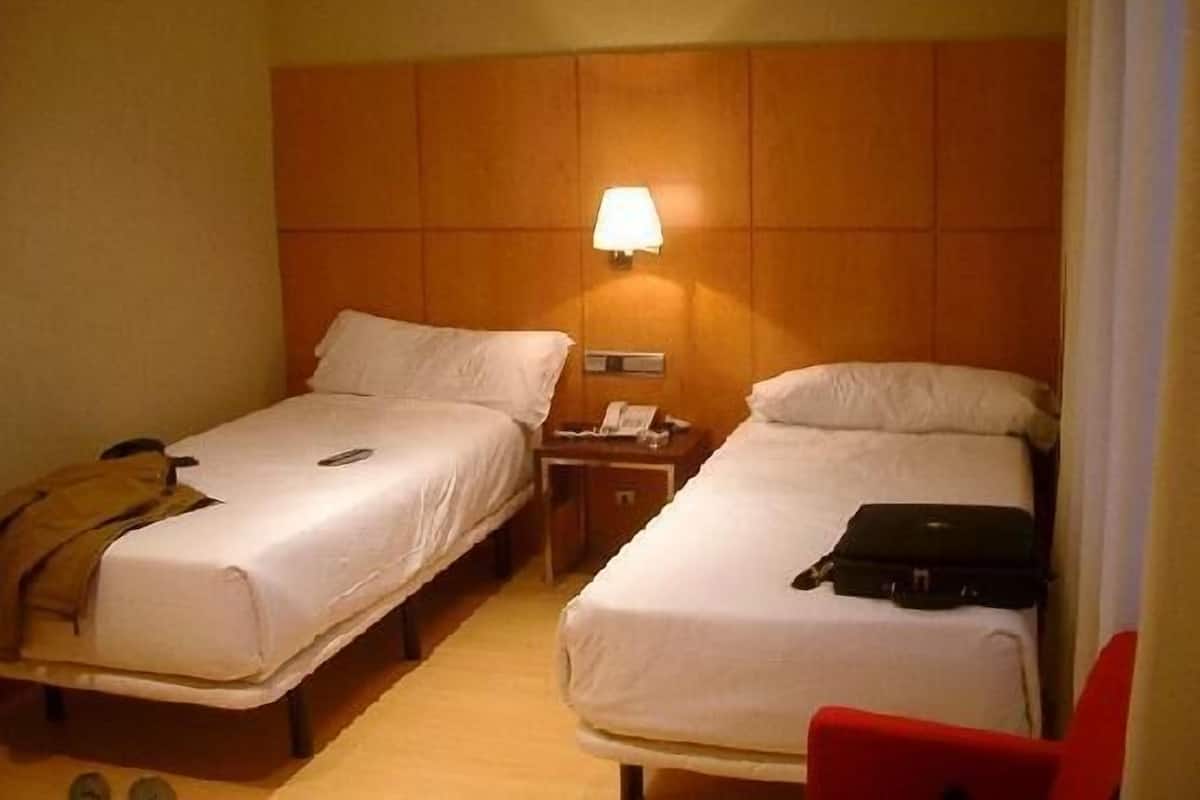 Standard Room, 2 Twin Beds | In-room safe, desk, laptop workspace, blackout drapes