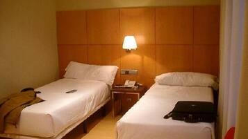 Habitación estándar, 2 camas individuales | Caja fuerte, decoración individual, mobiliario individual y escritorio