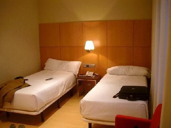 Standard Room, 2 Twin Beds | In-room safe, desk, laptop workspace, blackout drapes - Hotel Feria (Valladolid)
