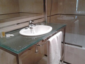 Hair dryer, bidet, towels, soap - Hotel Feria (Valladolid)