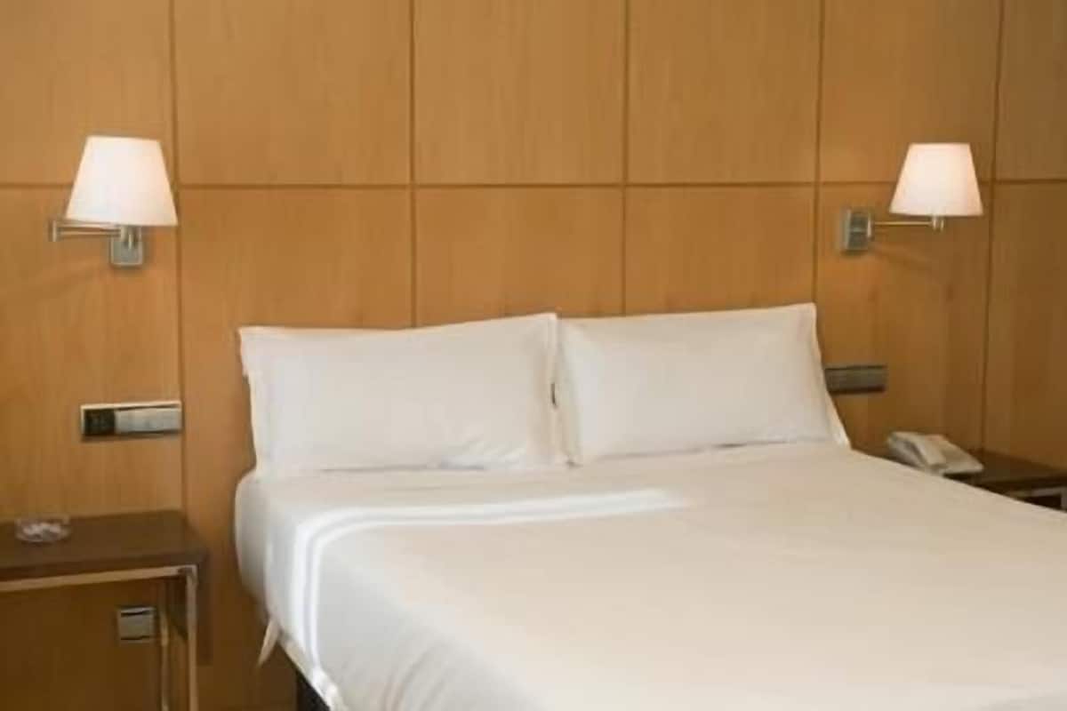 Standard Double Room | In-room safe, desk, laptop workspace, blackout drapes
