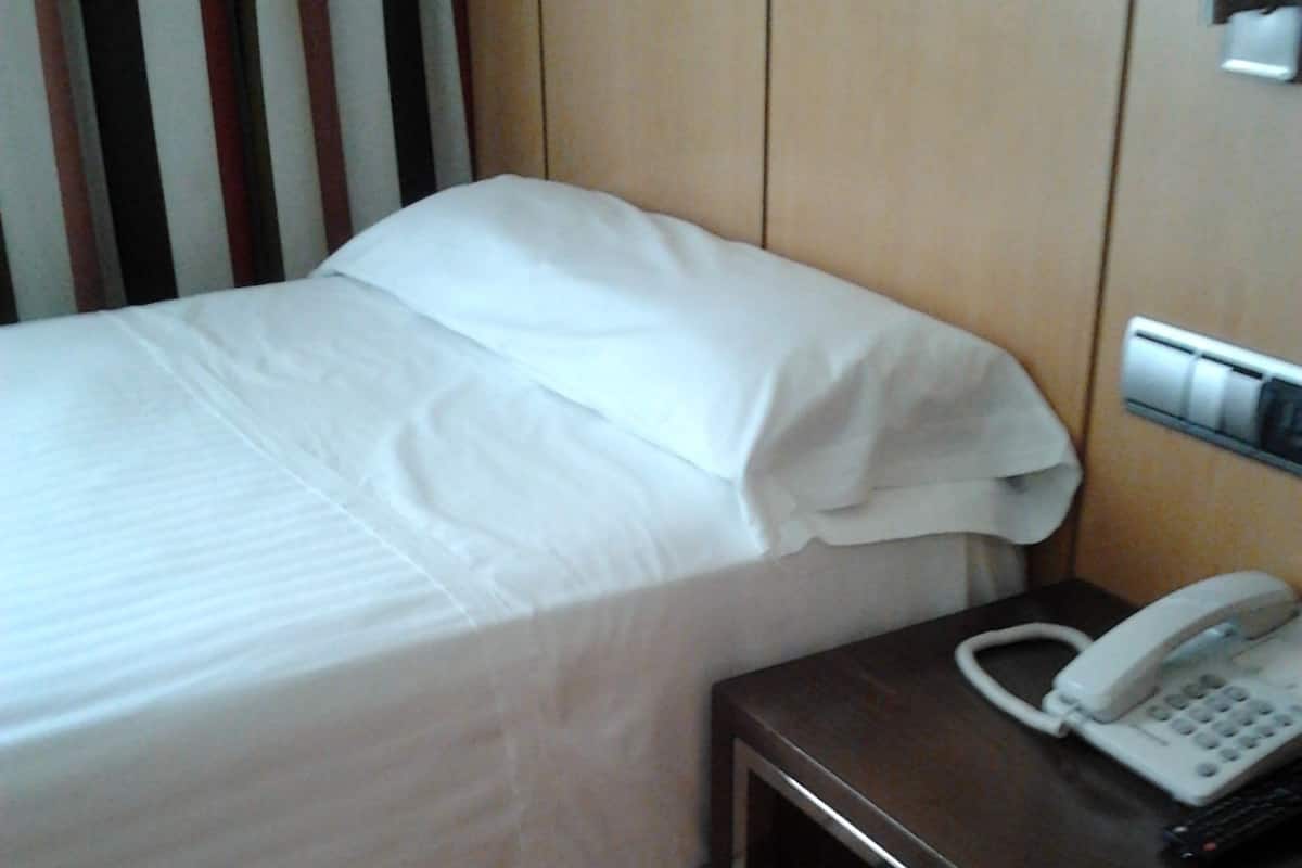 Standard Room, 1 Twin Bed | In-room safe, desk, laptop workspace, blackout drapes