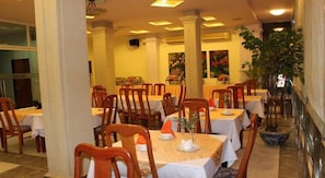 Se sirven desayunos, almuerzos, cenas y cocina vietnamita