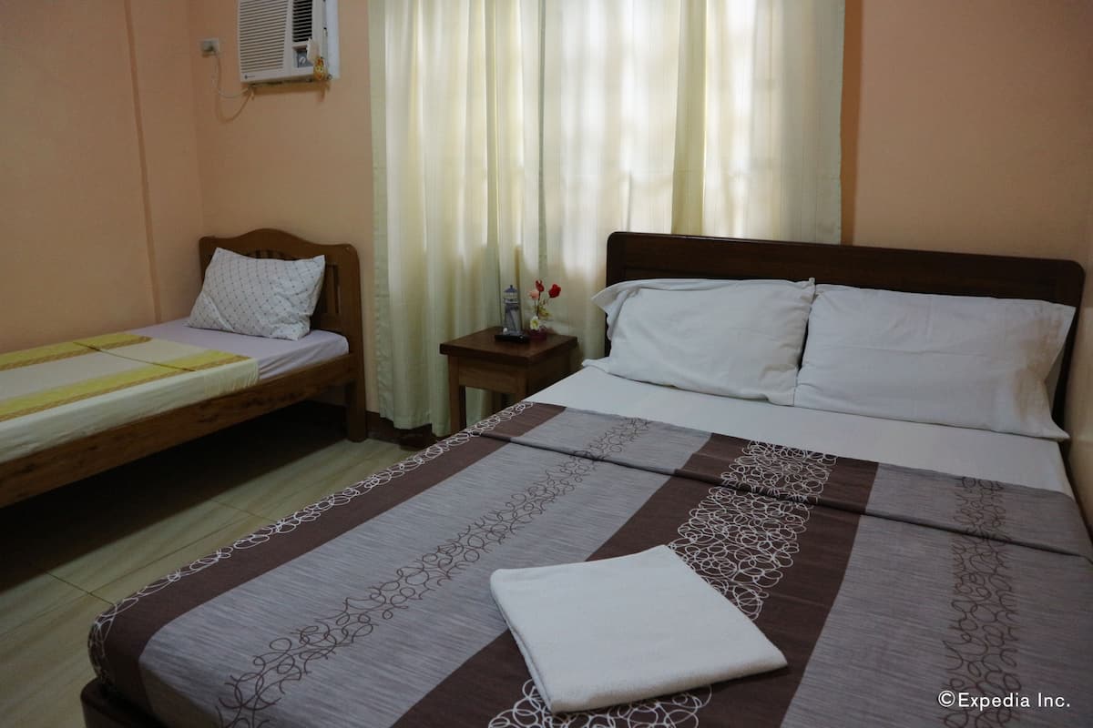 Standard Triple Room | Desk, free WiFi