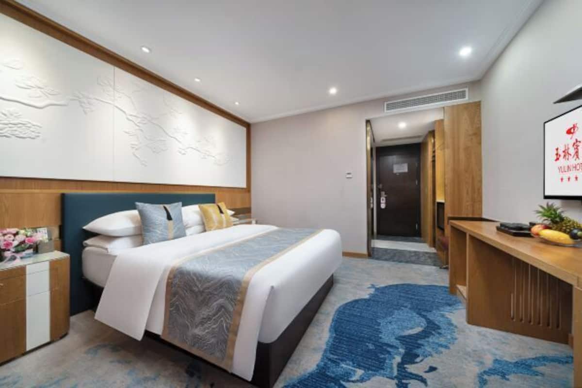 ميني بار وخزنة داخل الغرفة ومُنبهات