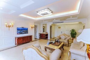 Minibar, Zimmersafe, Wecker