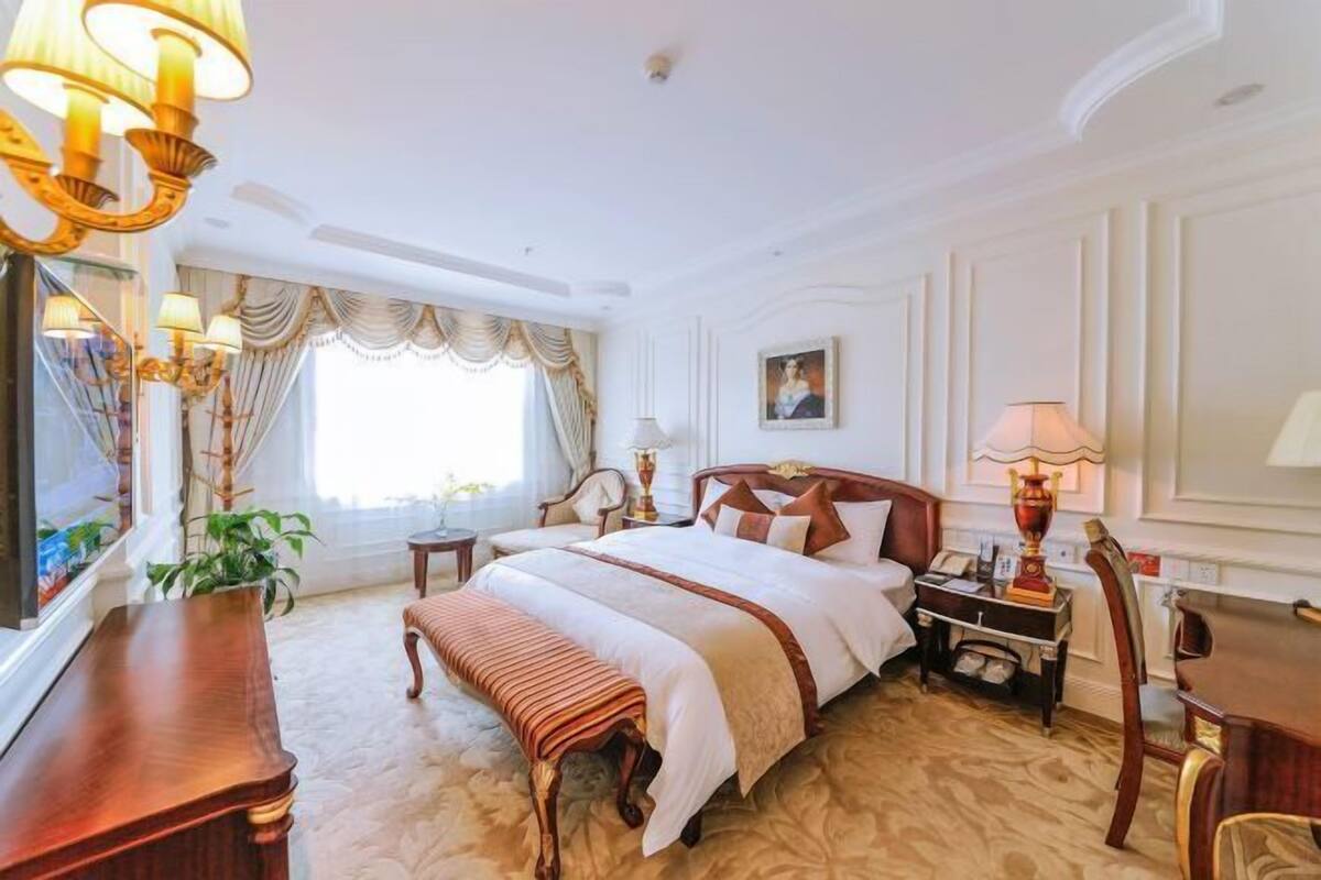 ميني بار وخزنة داخل الغرفة ومُنبهات
