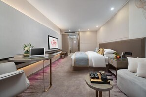 ميني بار وخزنة داخل الغرفة ومُنبهات