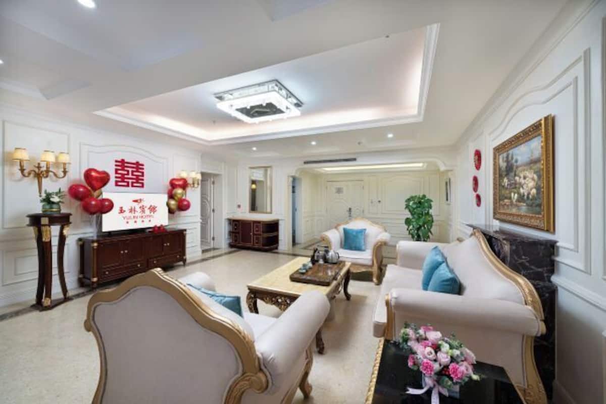 ميني بار وخزنة داخل الغرفة ومُنبهات