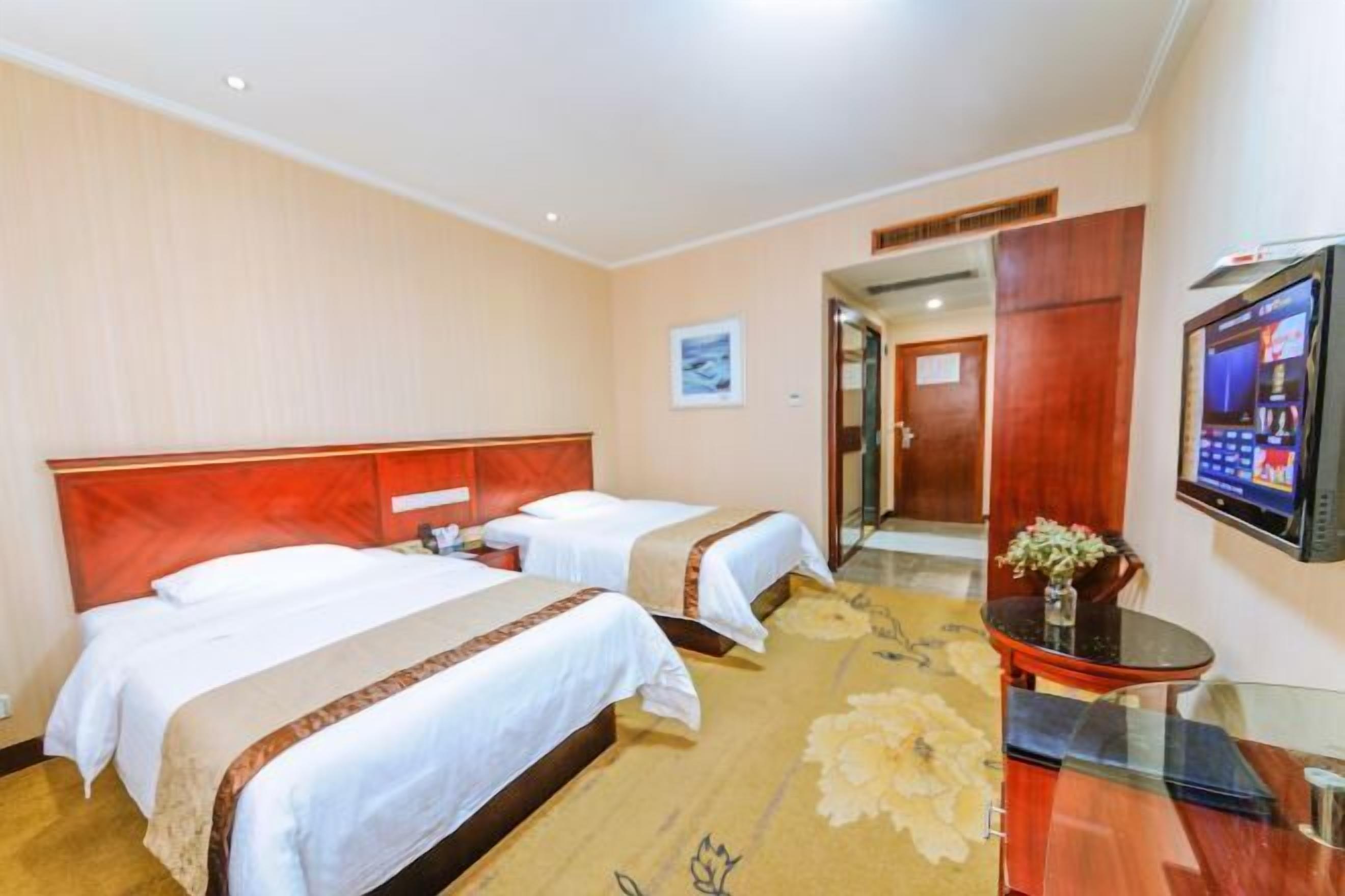 Minibar, caja de seguridad en la habitación y despertador 