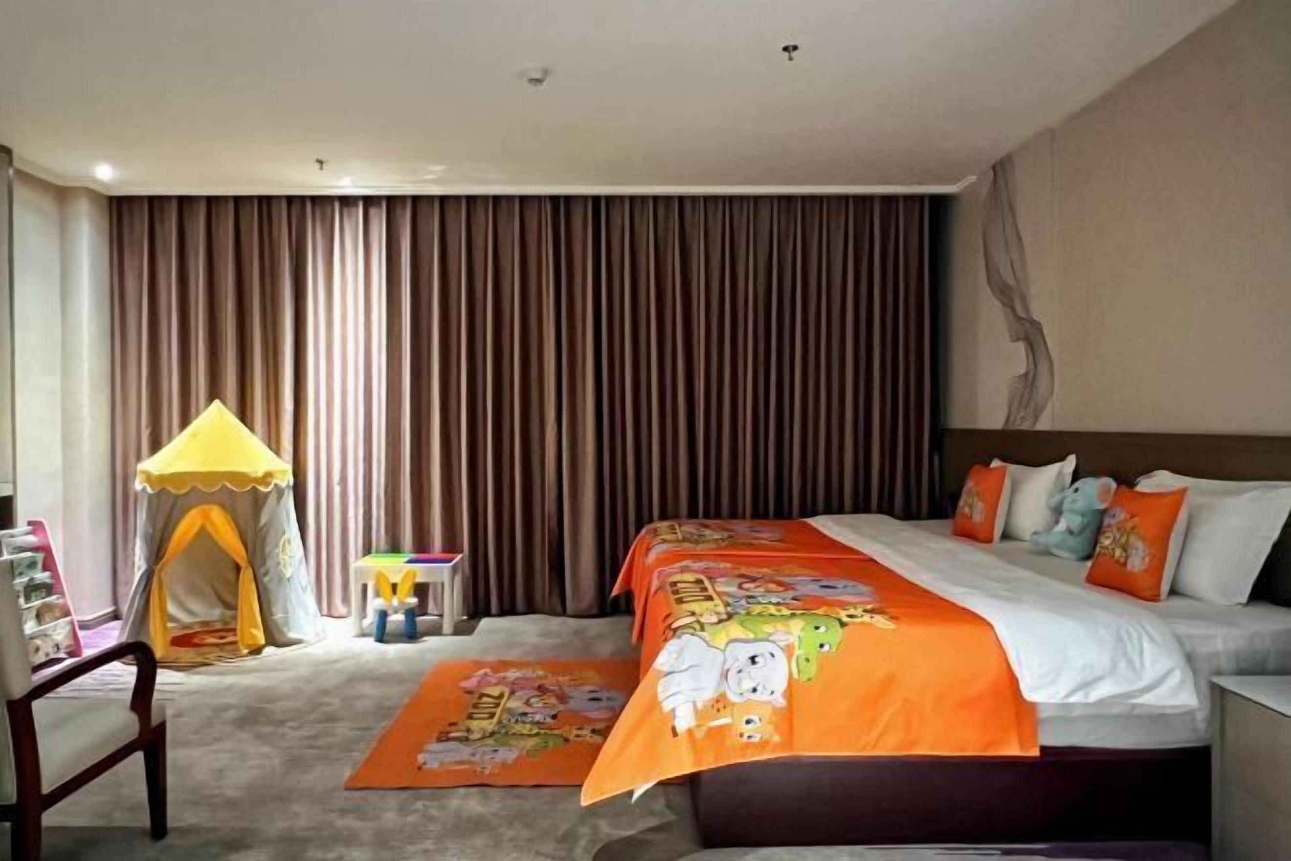 Minibar, in-room safe, alarm clocks