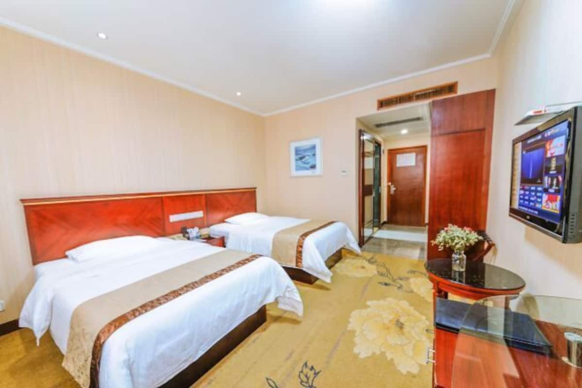 ميني بار وخزنة داخل الغرفة ومُنبهات