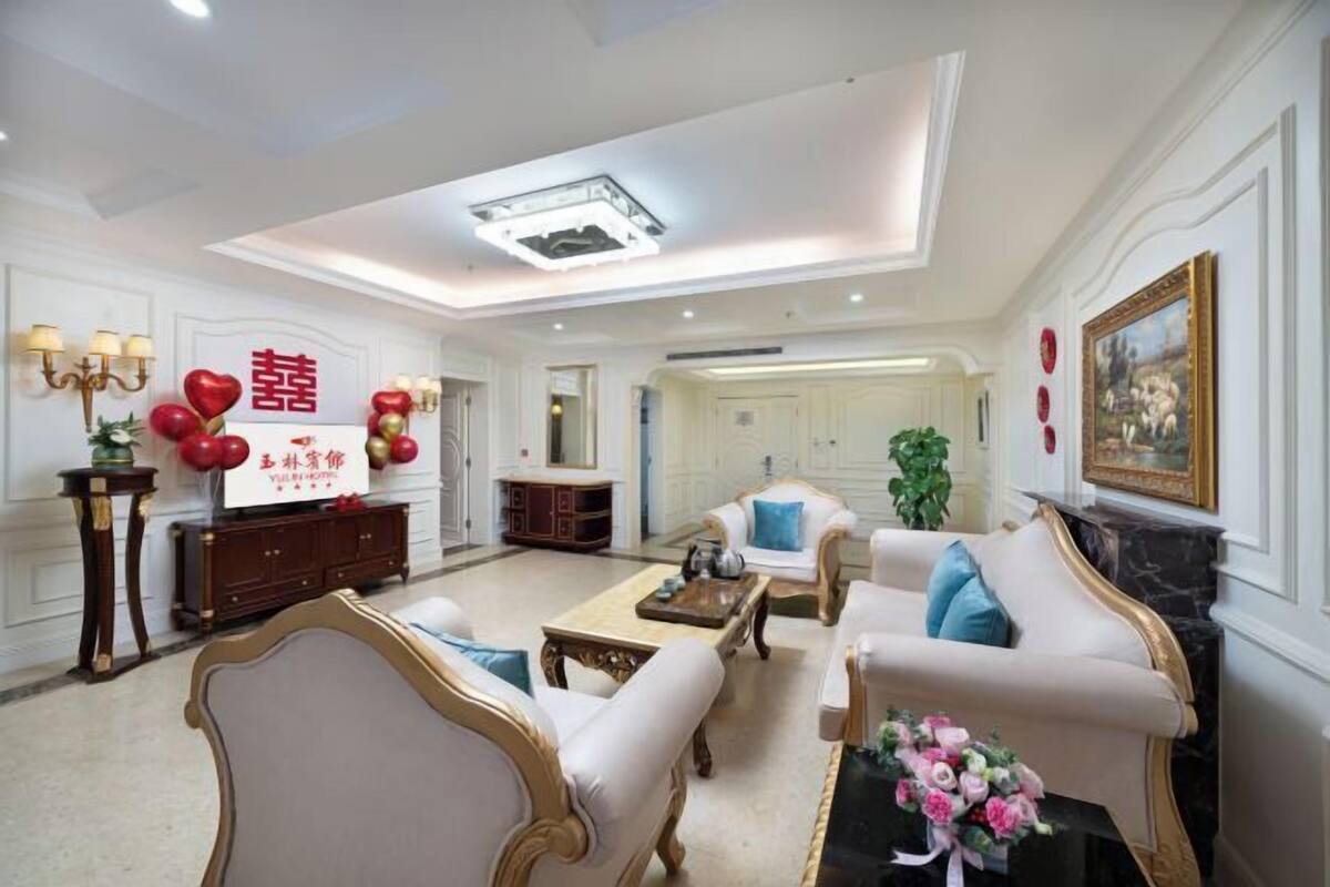 Minibar, in-room safe, alarm clocks