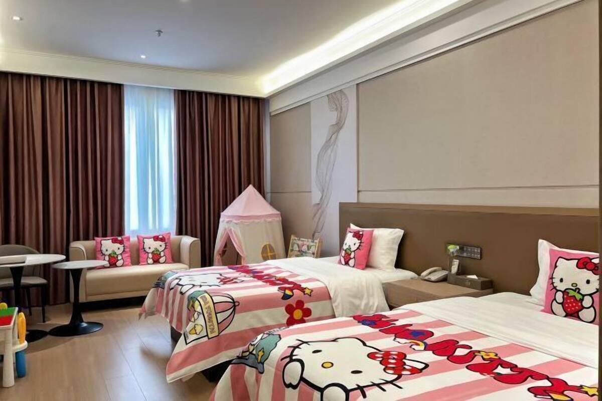Minibar, in-room safe, alarm clocks