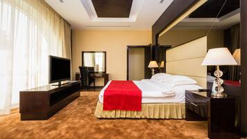 Royal Suite | Minibar, in-room safe, desk, soundproofing