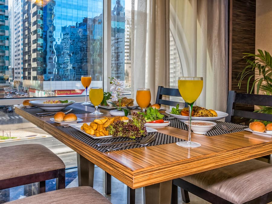 Café da manhã continental todos os dias (AED 45 por pessoa)