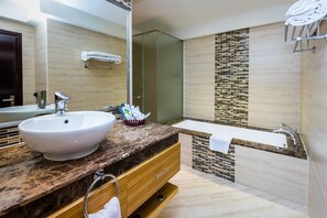 Royal Suite | Bilik Mandi | Gabungan pancuran/tab mandi, pengering rambut, jubah mandi, selipar 