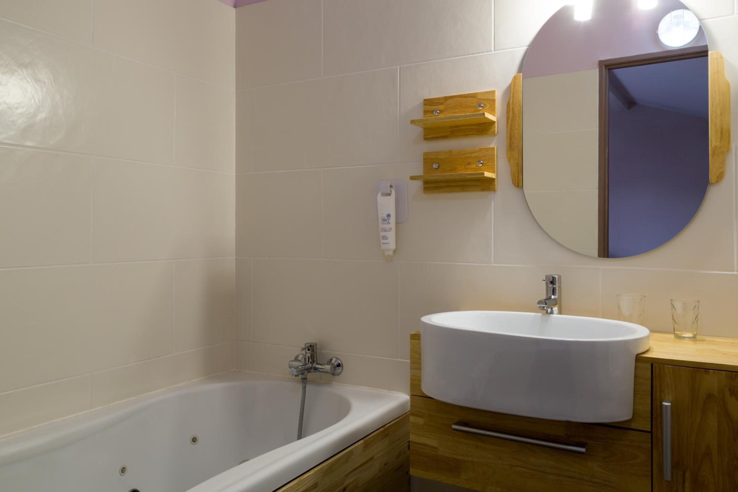 double room, hot tub | bathroom | free toiletries, hair dryer, towels, soap