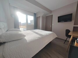 Muebles diferentes, escritorio y espacio para trabajar con laptop 