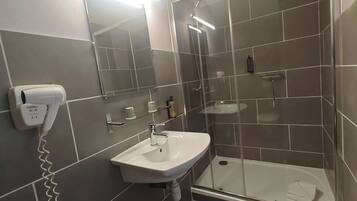 Chambre Double, terrasse | Salle de bain | Articles de toilette gratuits, sèche-cheveux, serviettes fournies, savon