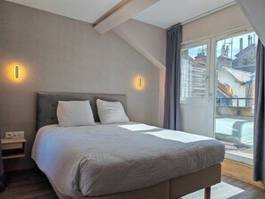 Habitación doble, Terraza | Muebles diferentes, escritorio y espacio para trabajar con laptop 